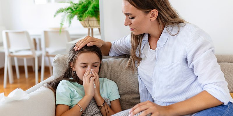 Consulta pediátrica para avaliação de febre, tosse e sintomas respiratórios em criança em Vitória da Conquista
